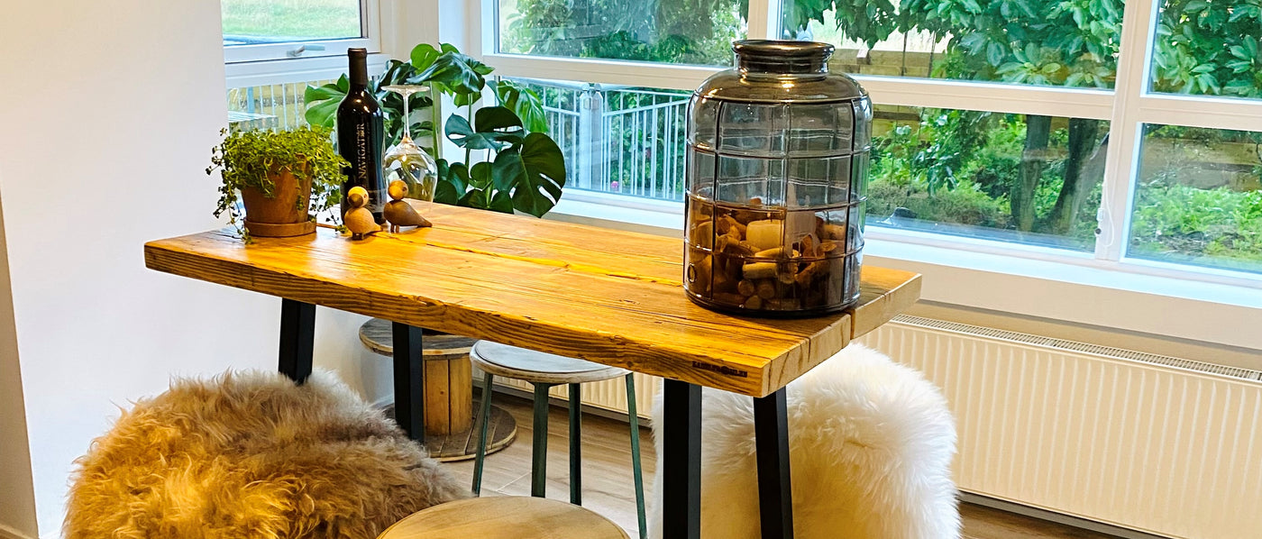 Barbord af genbrugsplanker med skamler omkring