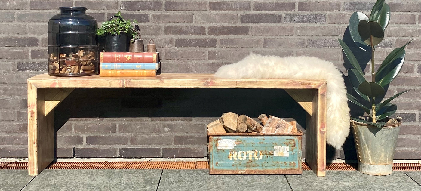 Bænk af genbrugsplanker på terrasse i solskin