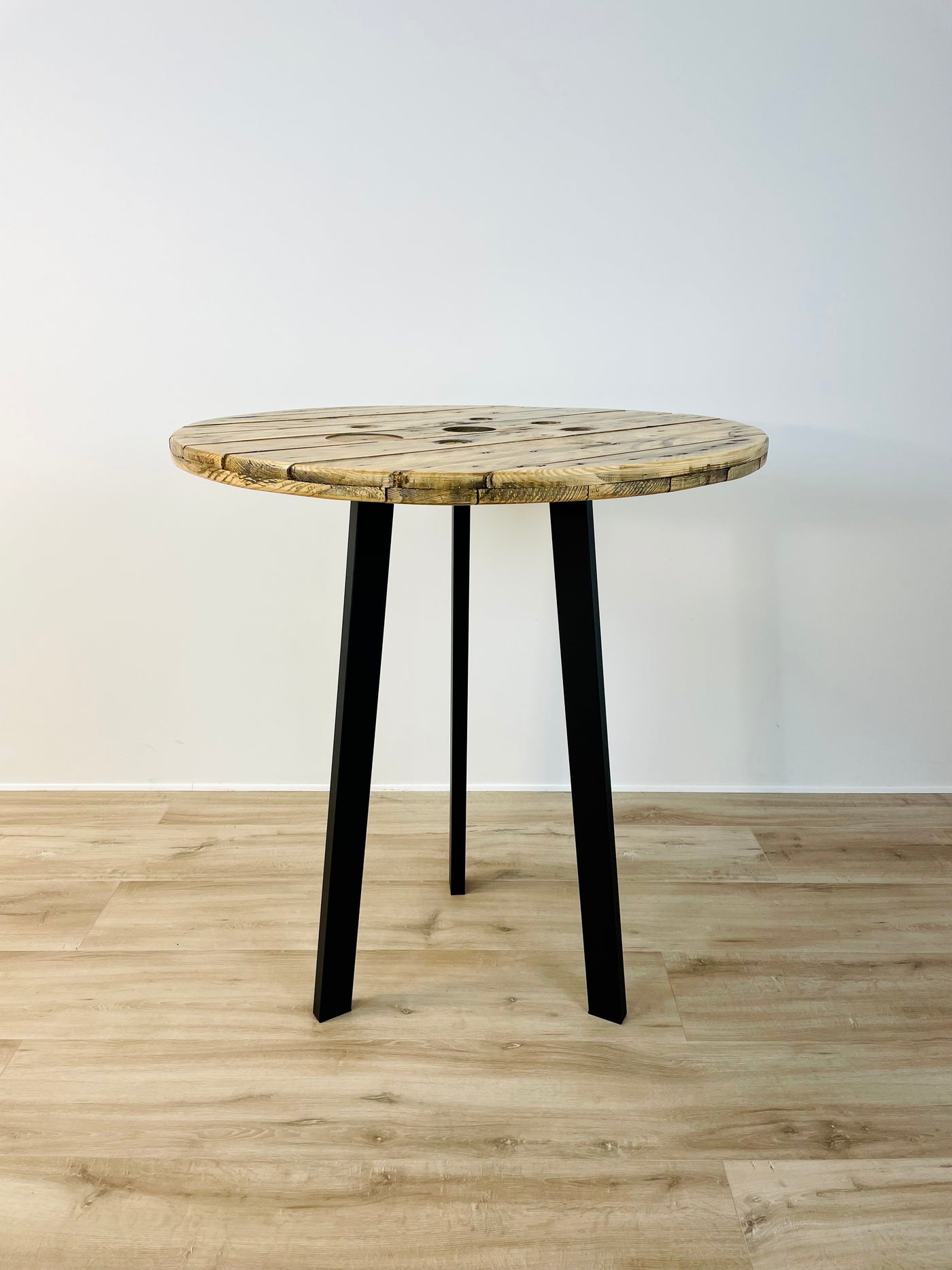 Barbord af Kabeltromle på Sort Stålstel