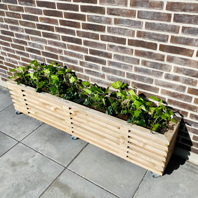 Blomsterkasse set oppefra med altankasser til beplantning