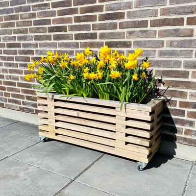 95 cm blomsterkasse plantet med blomster
