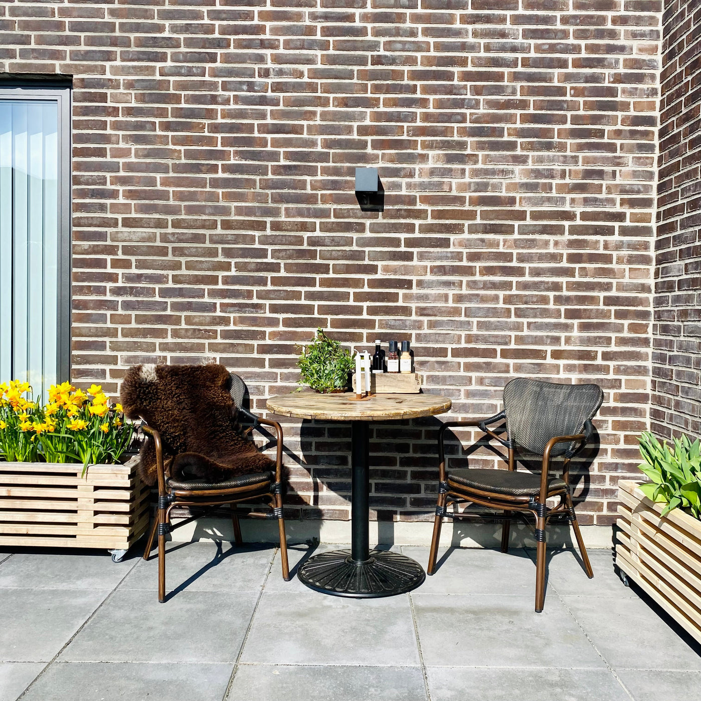 to havestole omkring et lille cafebord bed planter i baggrunden