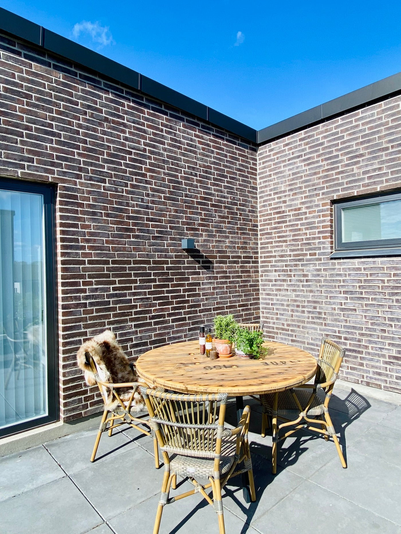 Havebord af Kabeltromle på Sort Stålstel