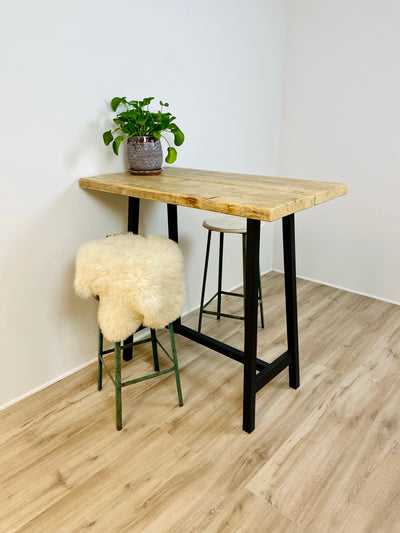 Barbord af Genbrugsplanker