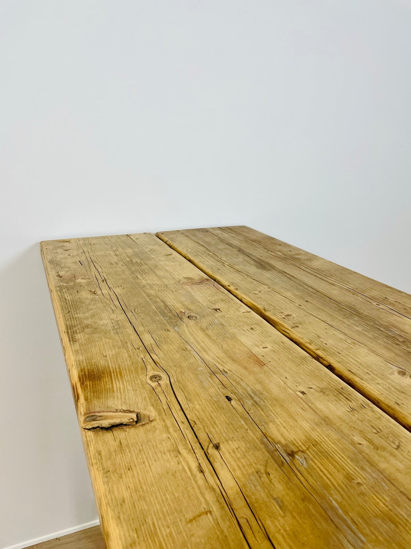 Barbord af Genbrugsplanker