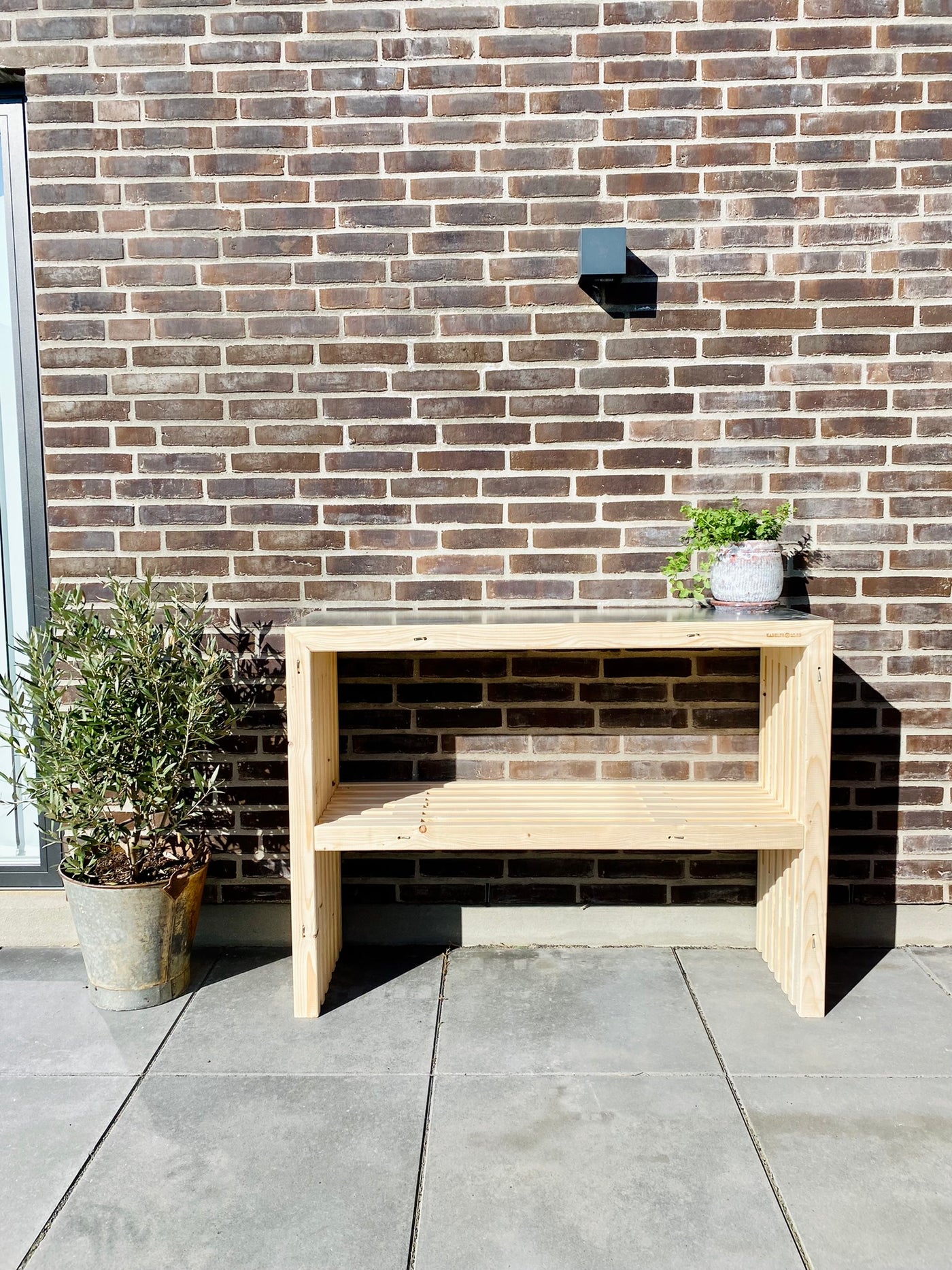 Plantebord af traller med topplade på terrasse