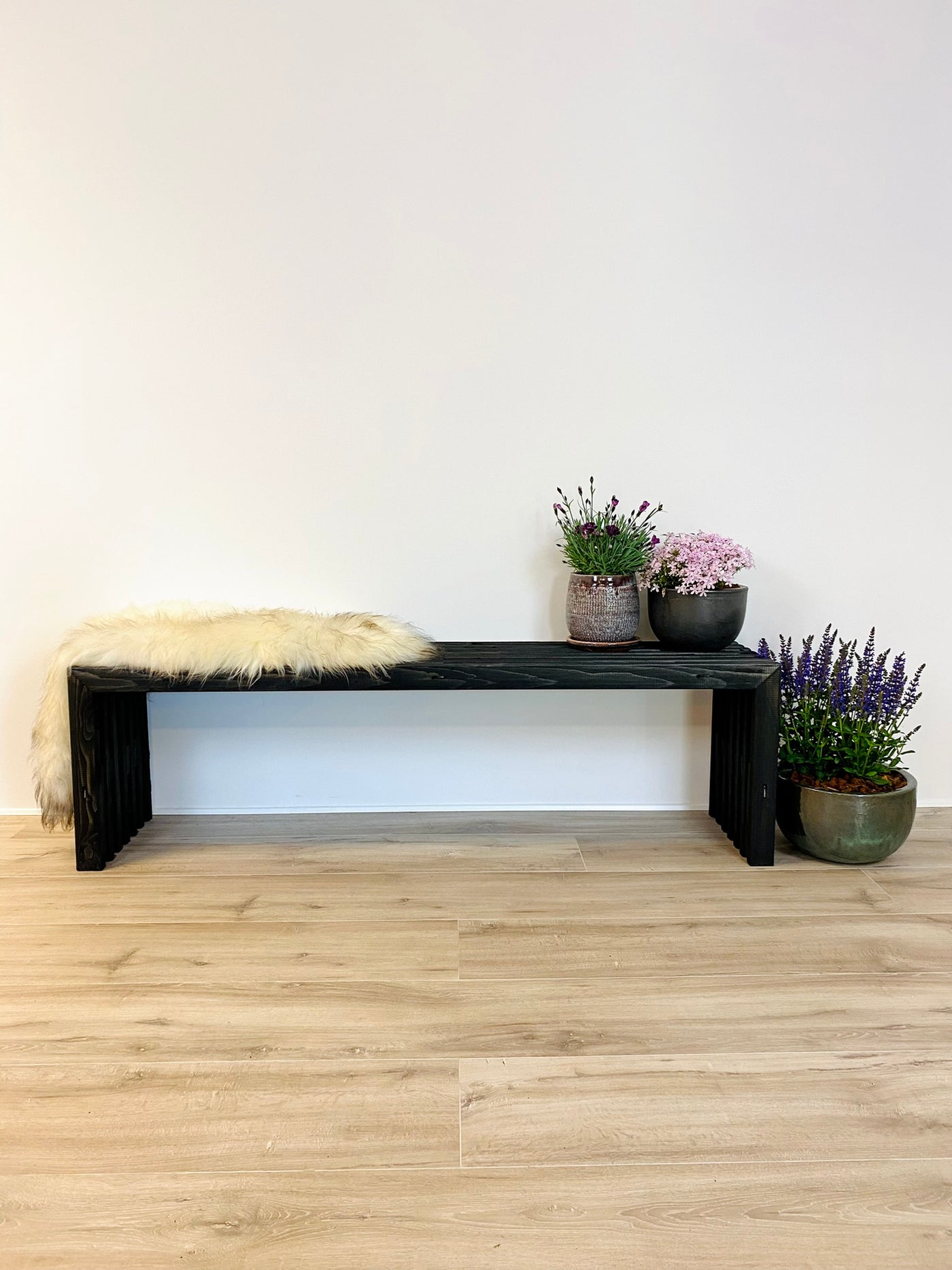 160 cm lang sort trallebænk, stylet med lammeskind og blomster