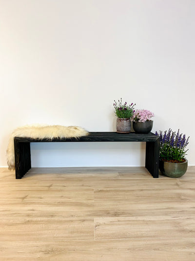 160 cm lang sort trallebænk, stylet med lammeskind og blomster